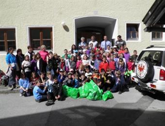 Müllsammlung durch die Bergwacht und der Kinder der Volksschule Navis