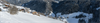 ein Mann, der auf Skiern einen schneebedeckten Berg hinunterfährt